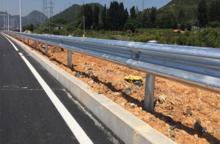鄉村波形護欄安裝效果